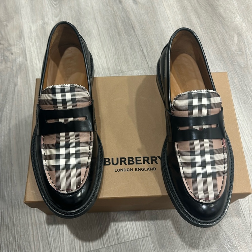 Burberry shoes article number 8057408 1009 A:MF FMS CROFTWOOD.